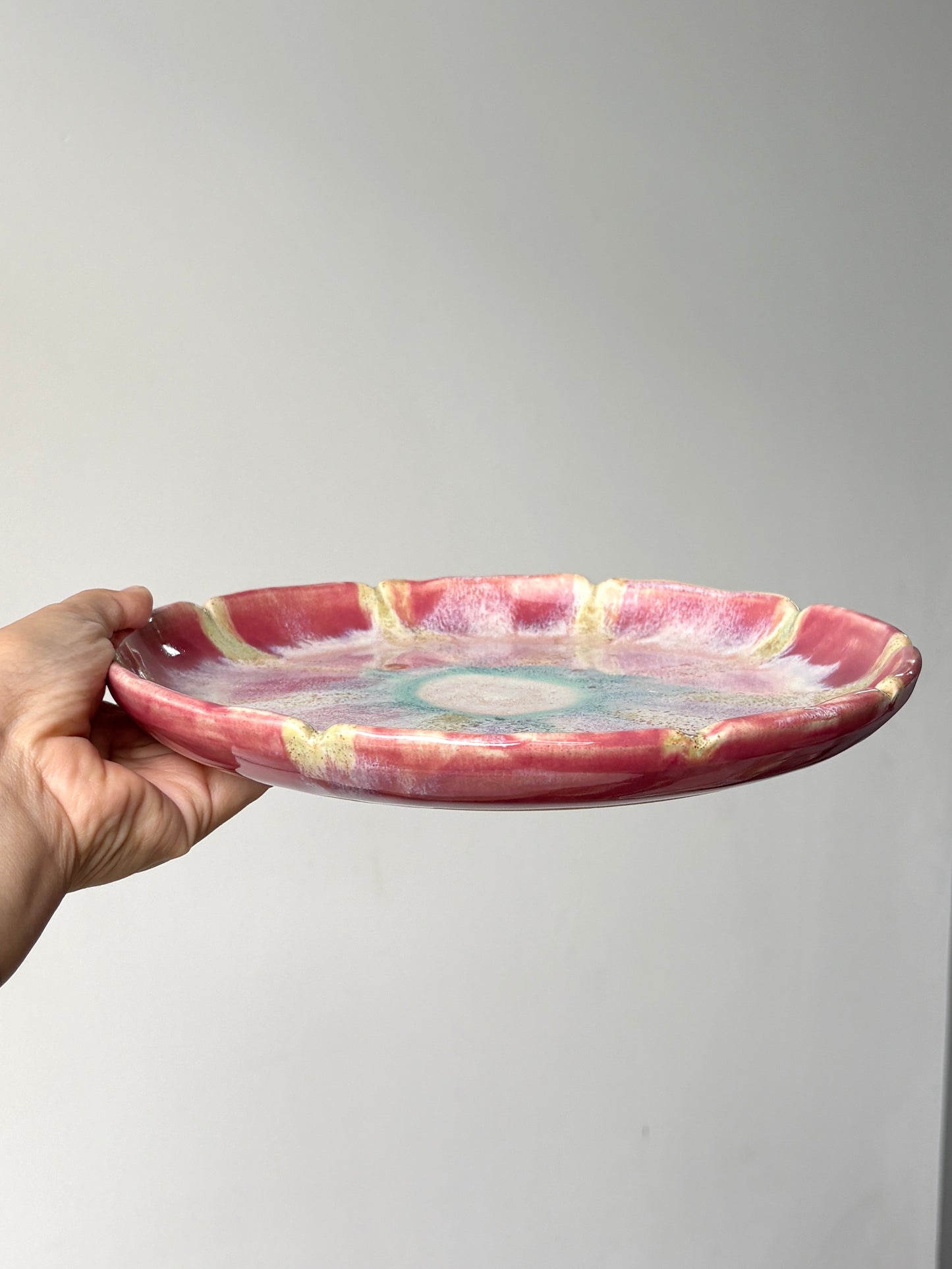 Flower power Dinner Plate in dark Pink